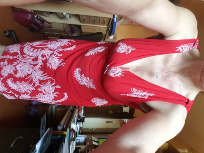 Rotes Kleid ohne Unterwäsche